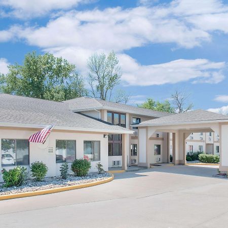 Super 8 By Wyndham Ottumwa Motel Exterior foto